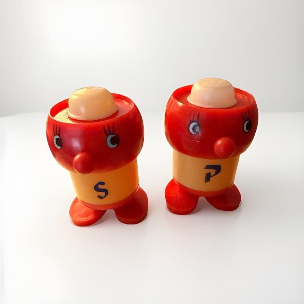 Vintage MCM Robot Salt & Pepper Shakers Plastic Made in Hong Kong 3676/33